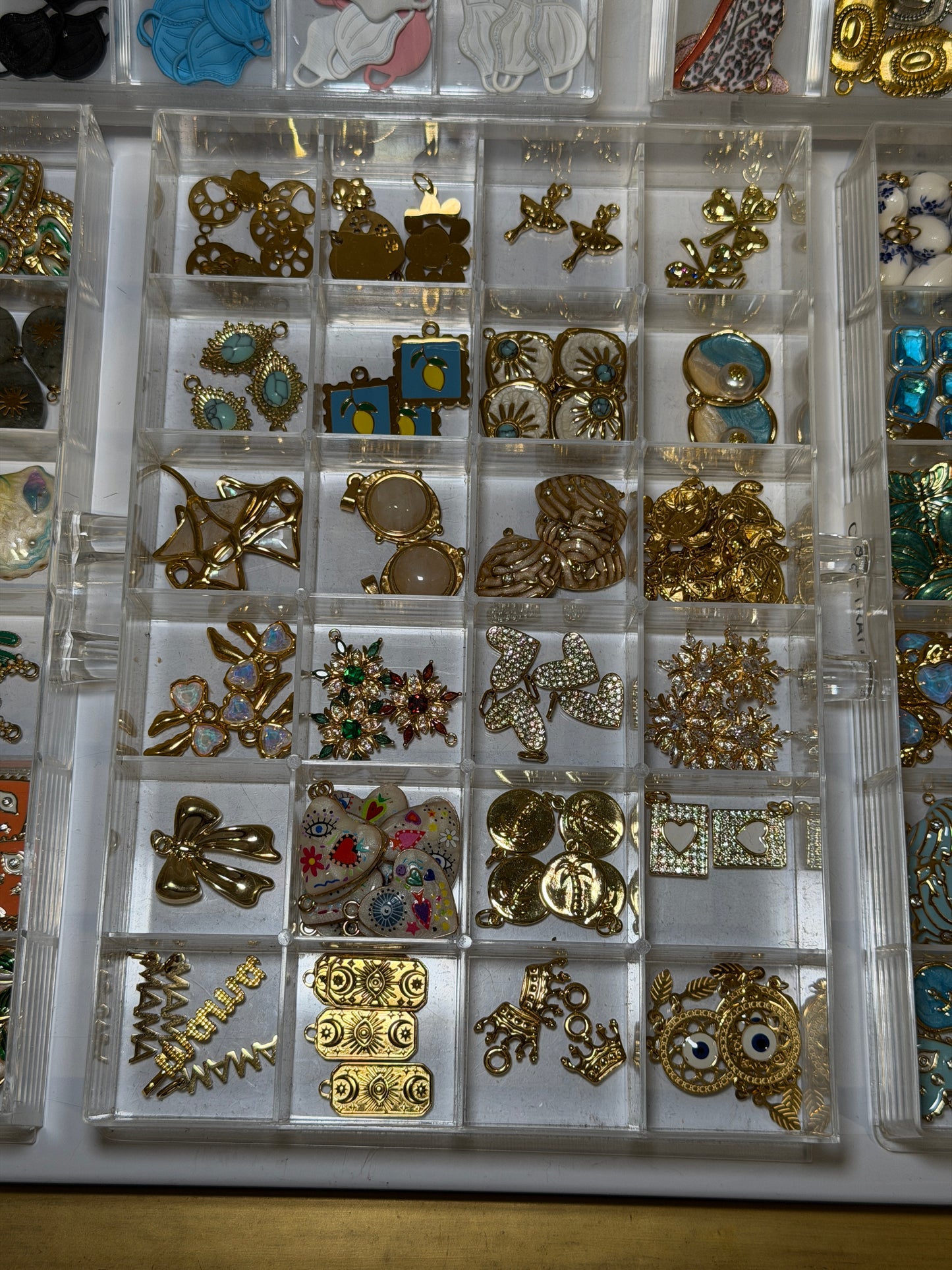 Tray of gold charms including stars, crosses and small pendants